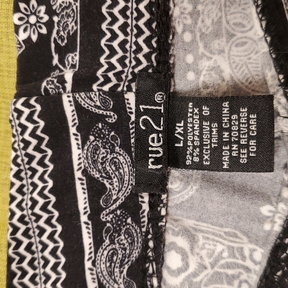 Like New 🐘🖤 soft stretch leggings - Picture 6 of 6